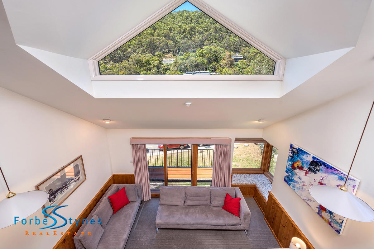 Snowdrift 2, Woodridge – One Bedroom + Loft Three Level Chalet – Guide: $720k