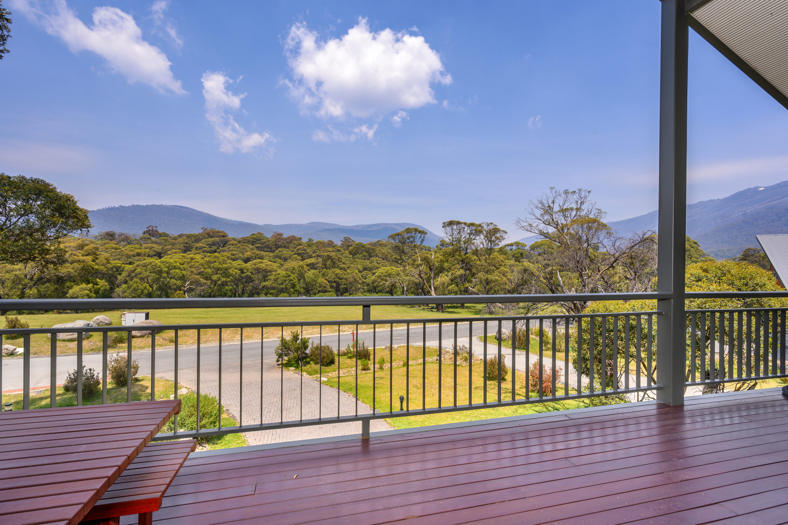 Luxurious Three Bedroom and Loft Family Home with Spectacular views up Thredbo Valley