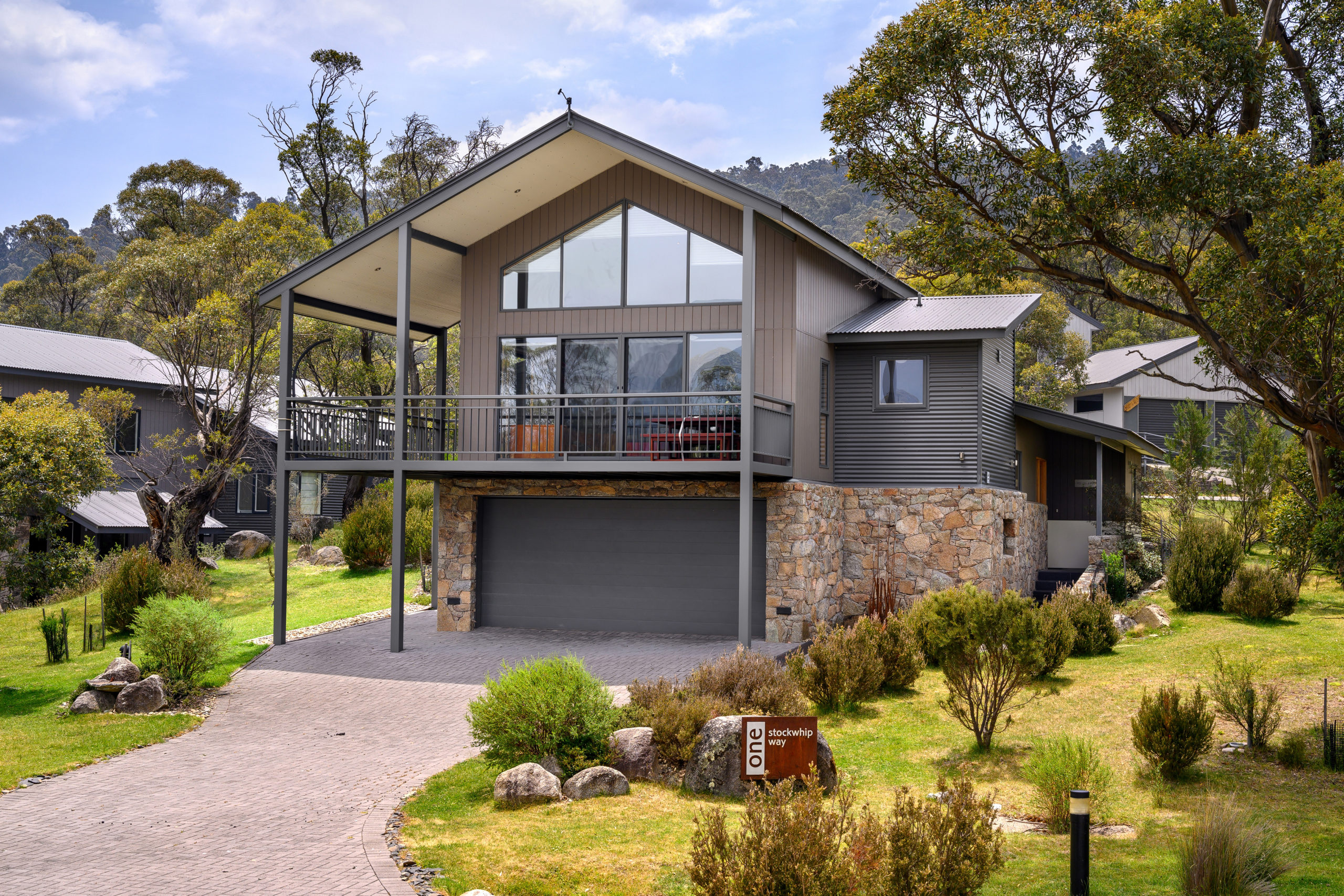 Luxurious Three Bedroom and Loft Family Home with Spectacular views up Thredbo Valley – $1,500,000