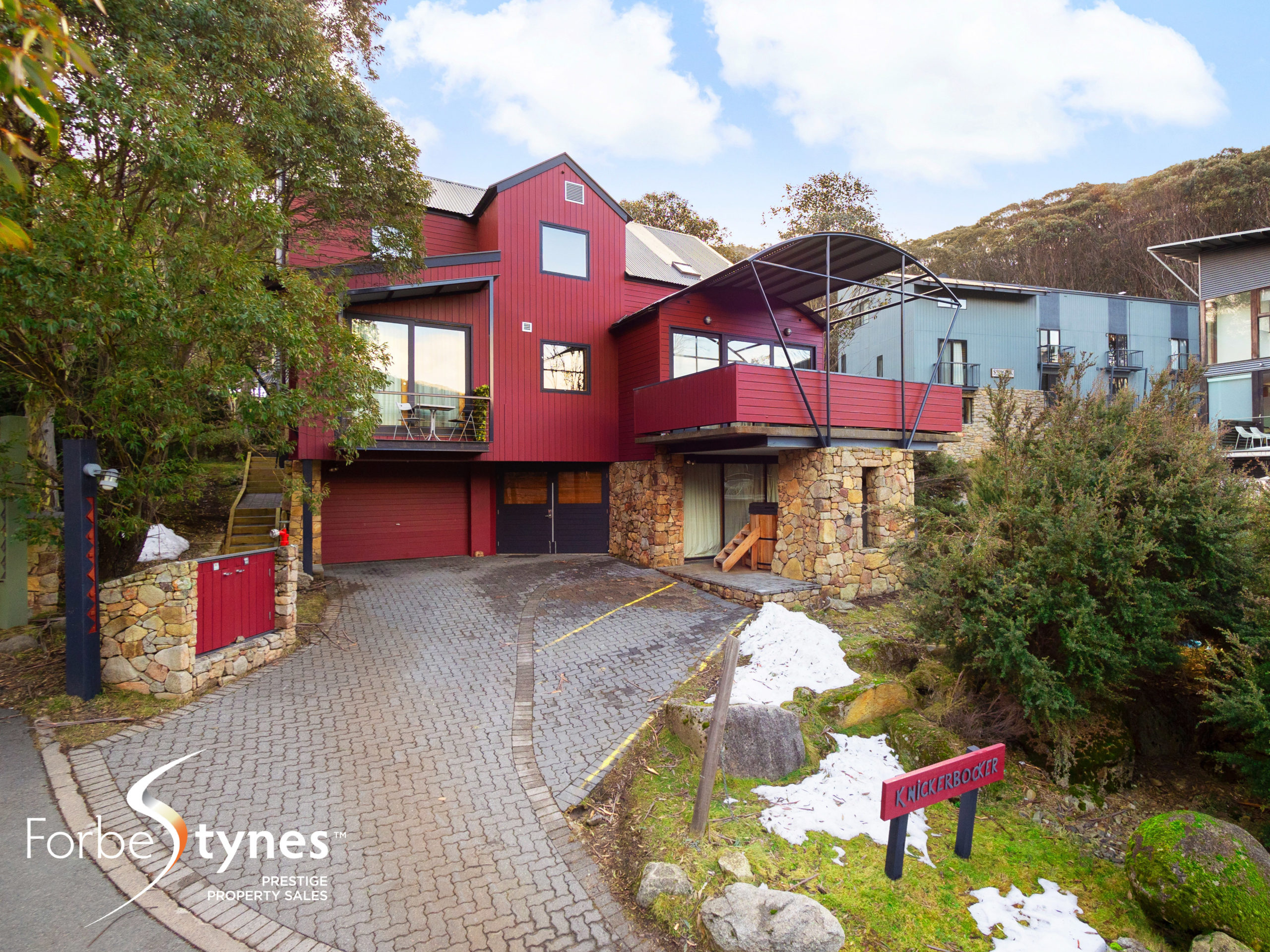 Large Stand-Alone Holiday Home with Self Contained Attached Apartment<br><br>Expressions of Interest over $3.5M